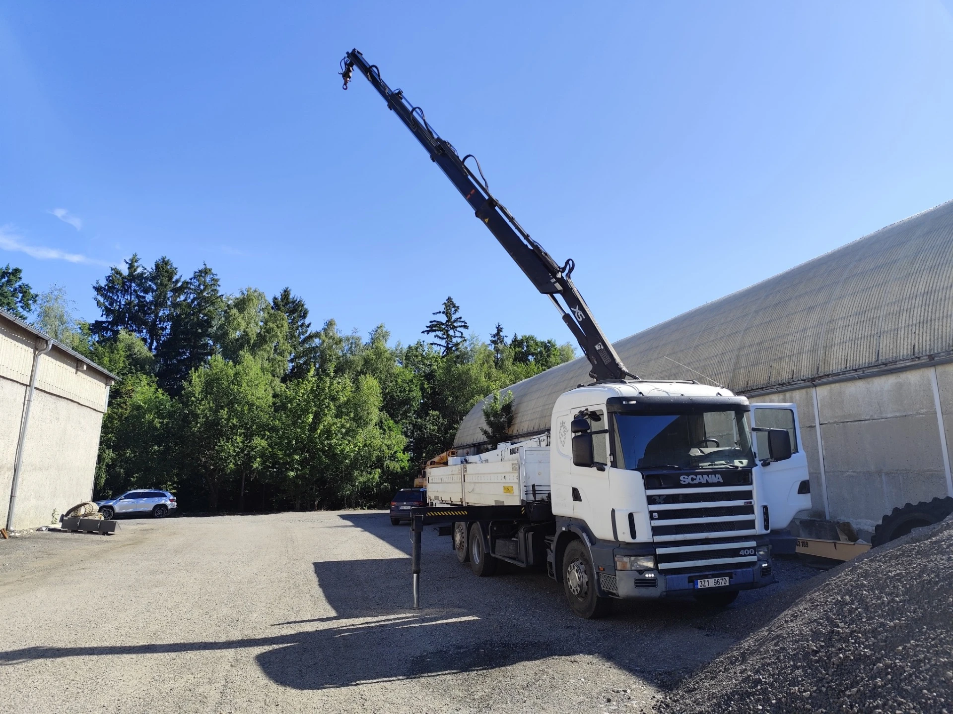 Valník Scania s hydraulickou rukou pro autodopravu